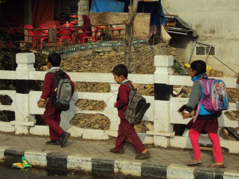 Iskolába igyekvő gyerekek egy Katmandu közelében fekvő halászfaluban. 1951-ben Nepálban mindössze 5% volt az írni és olvasni tudók aránya. Az elmúlt évtizedekben ez a szám 60% fölé emelkedett, a társadalom 40%-a (közel 12 millió ember) azonban továbbra is analfabéta.